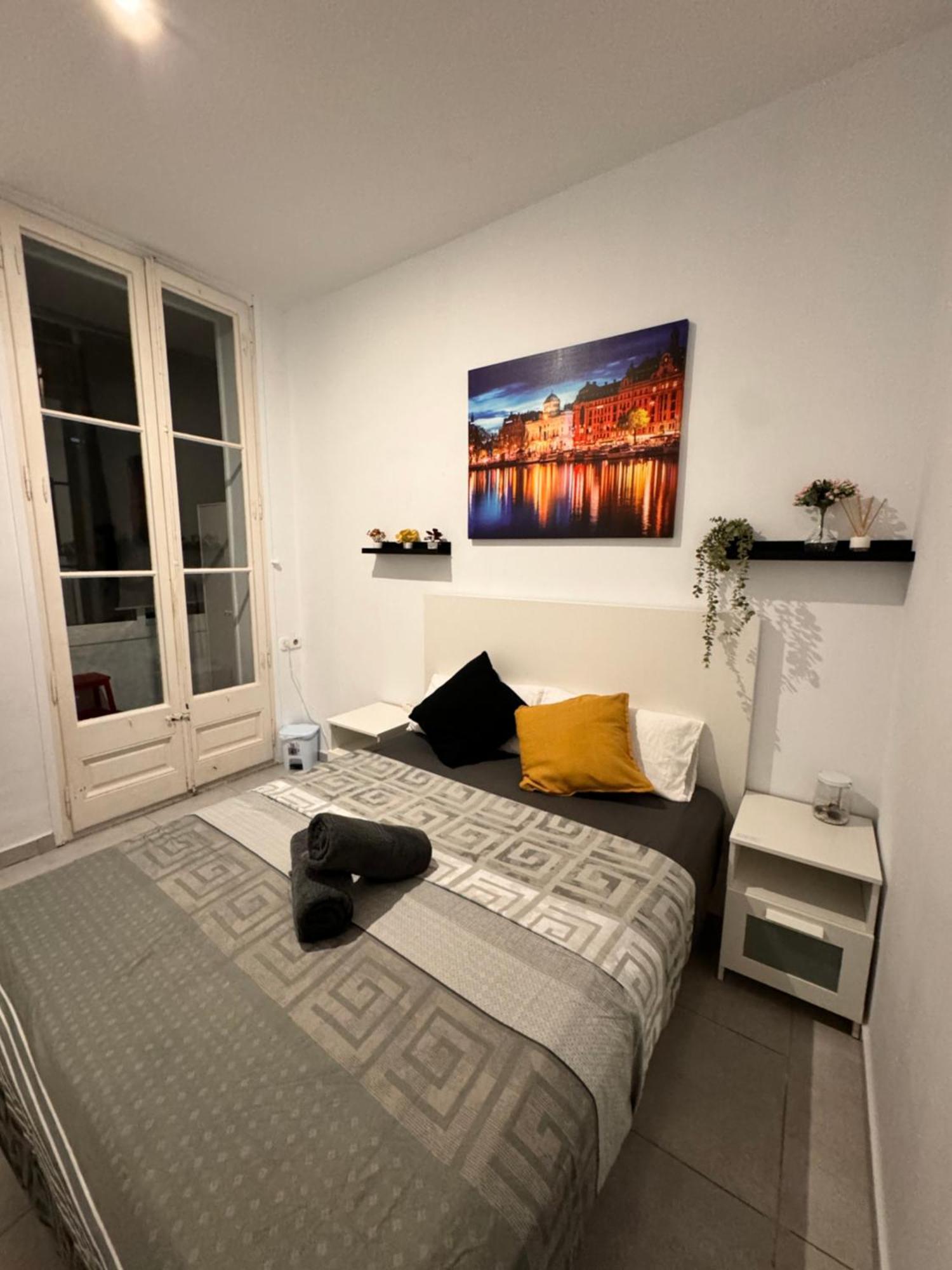 Rooms In Spacious Apartment In City Center Барселона Екстериор снимка