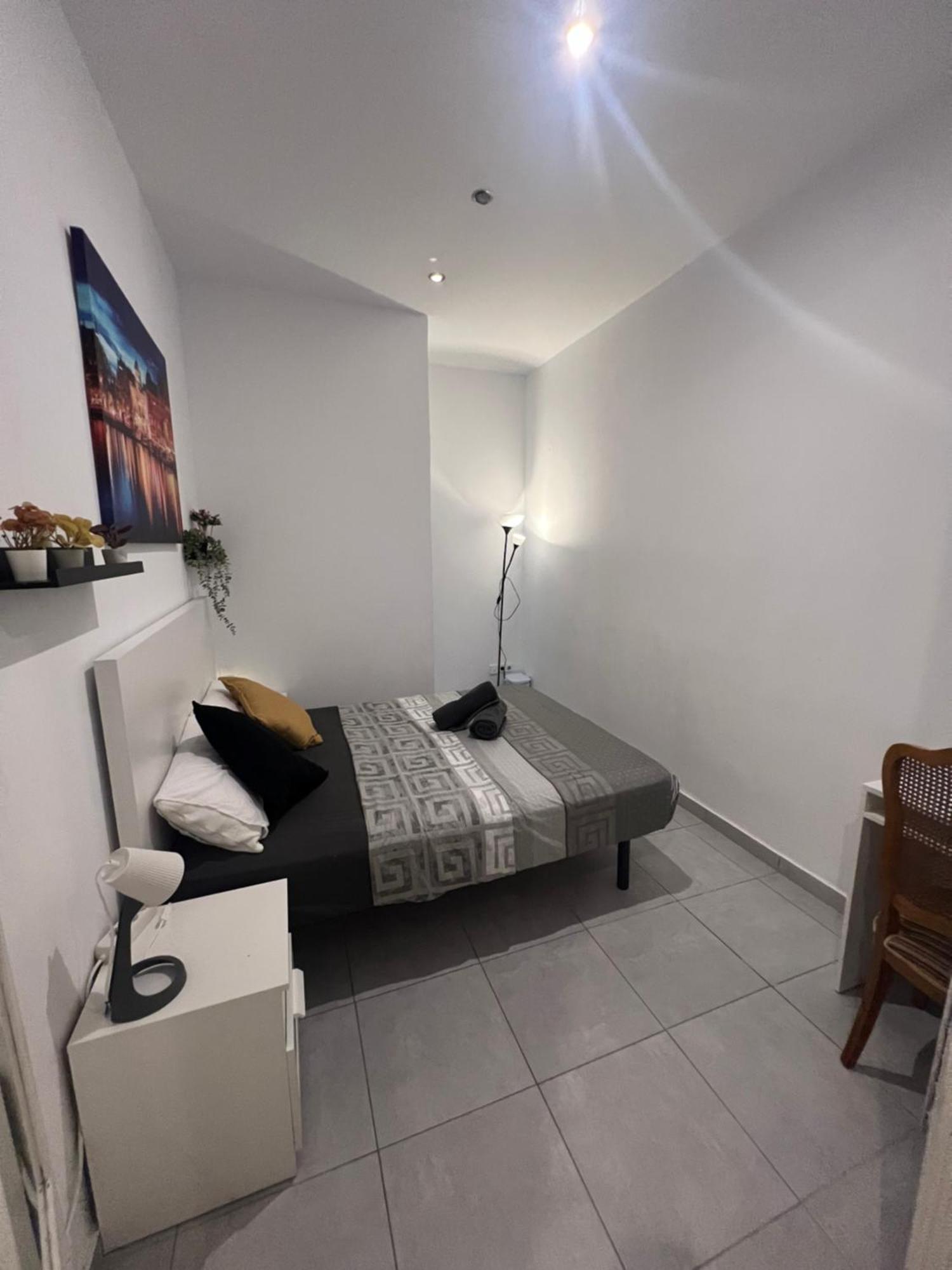 Rooms In Spacious Apartment In City Center Барселона Екстериор снимка