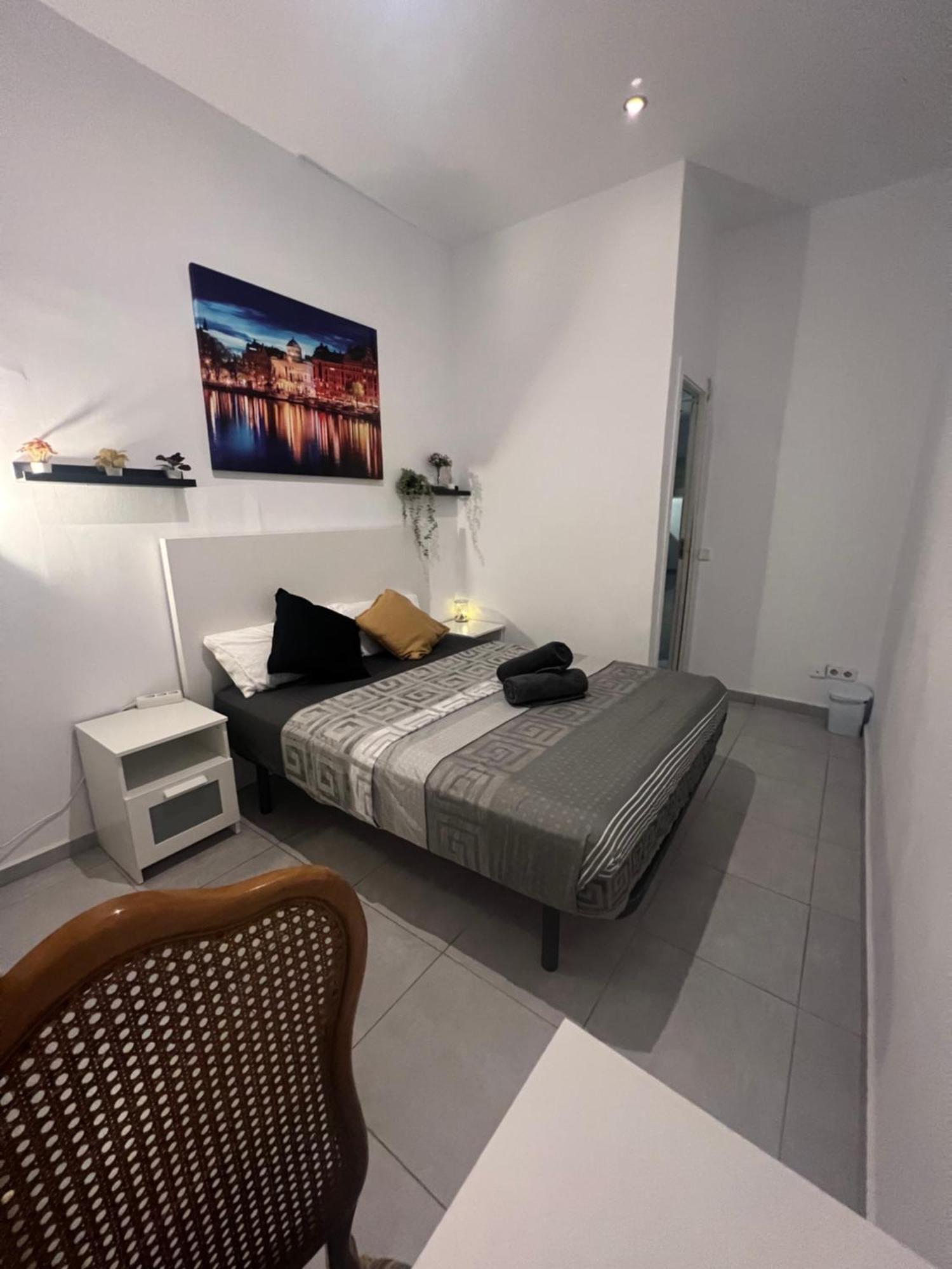 Rooms In Spacious Apartment In City Center Барселона Екстериор снимка