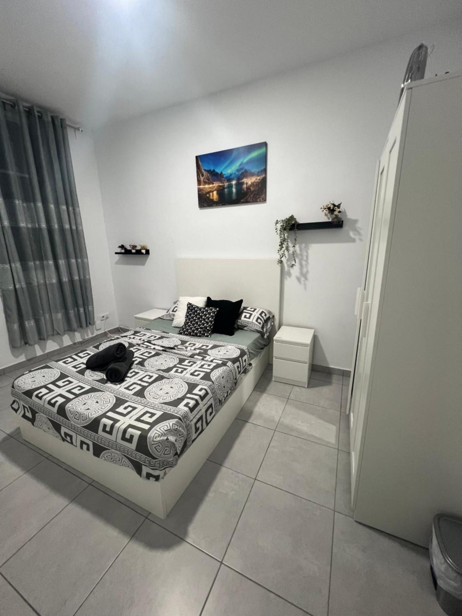 Rooms In Spacious Apartment In City Center Барселона Екстериор снимка