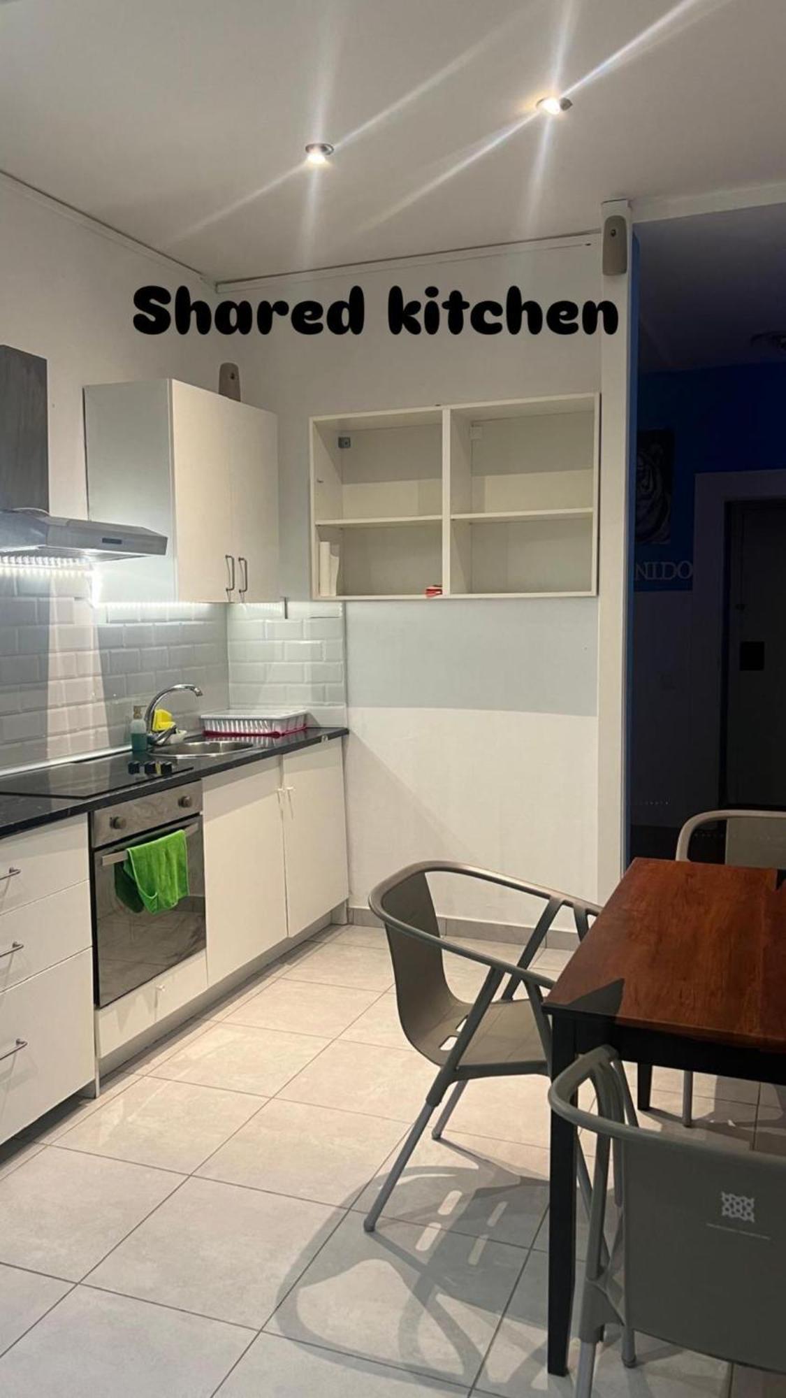 Rooms In Spacious Apartment In City Center Барселона Екстериор снимка