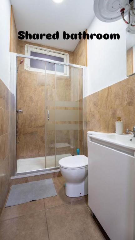 Rooms In Spacious Apartment In City Center Барселона Екстериор снимка