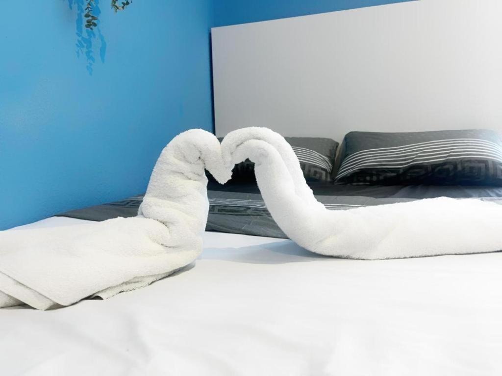 Rooms In Spacious Apartment In City Center Барселона Екстериор снимка